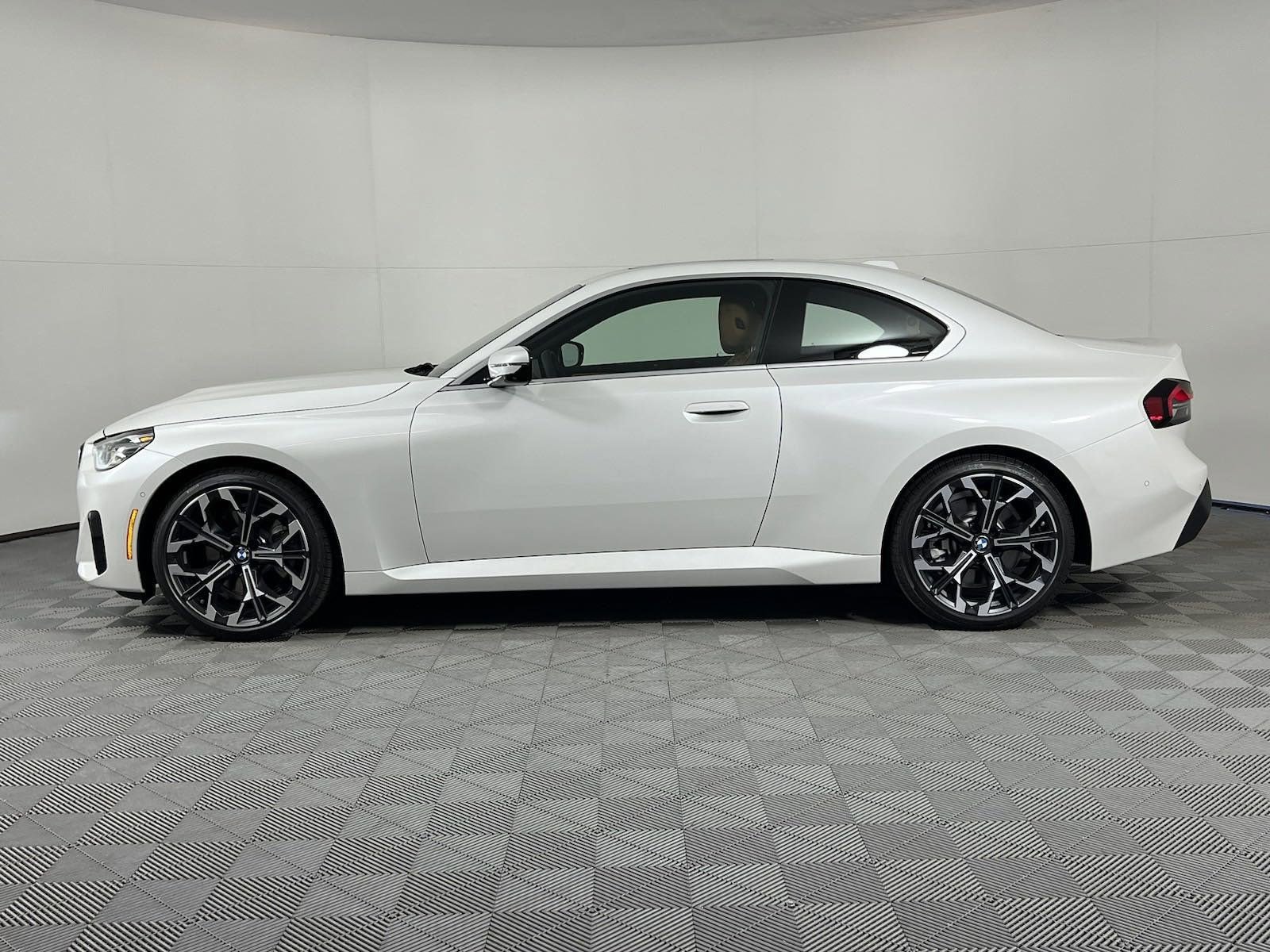 Used 2025 BMW 230i Coupe w/ M Sport Package image 2