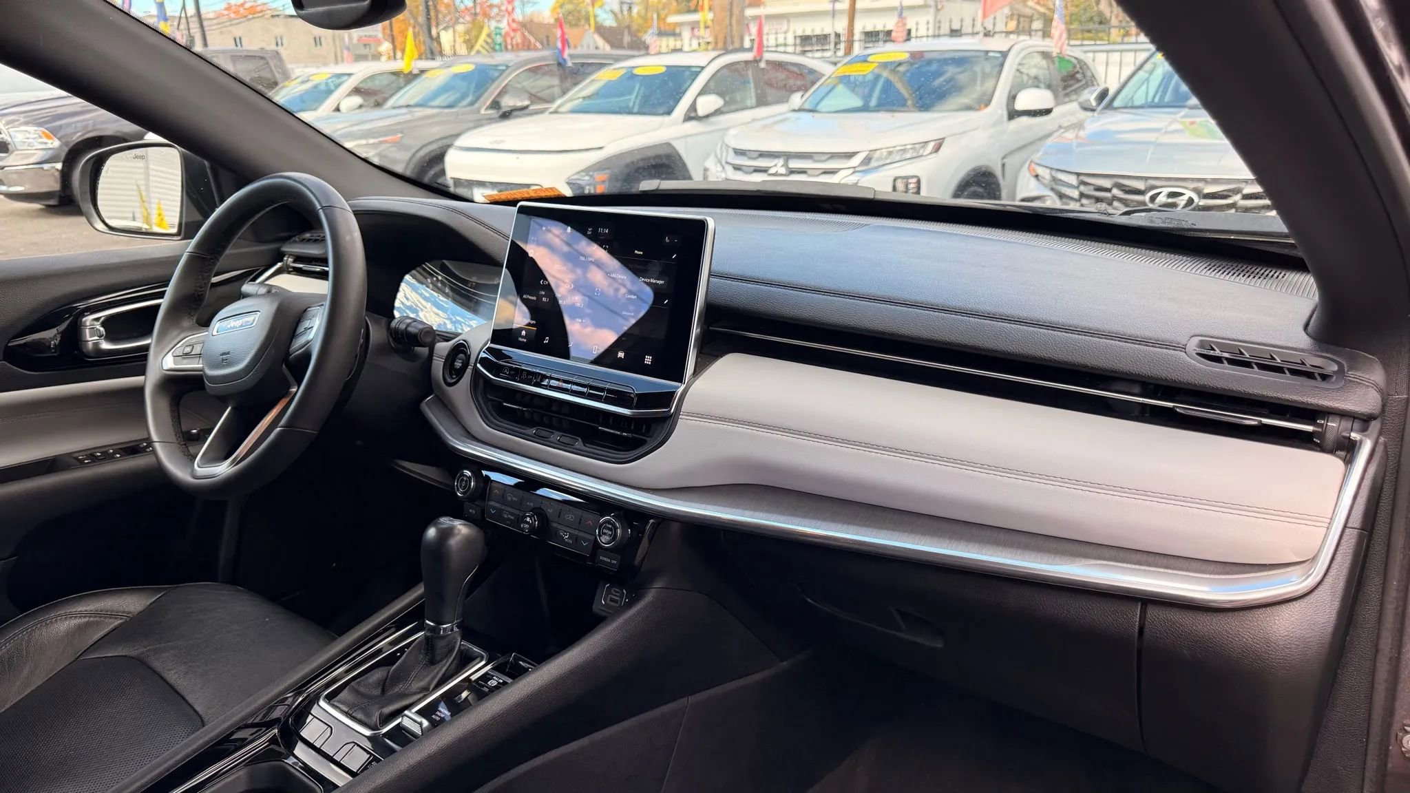 Used 2023 Jeep Compass Limited image 17