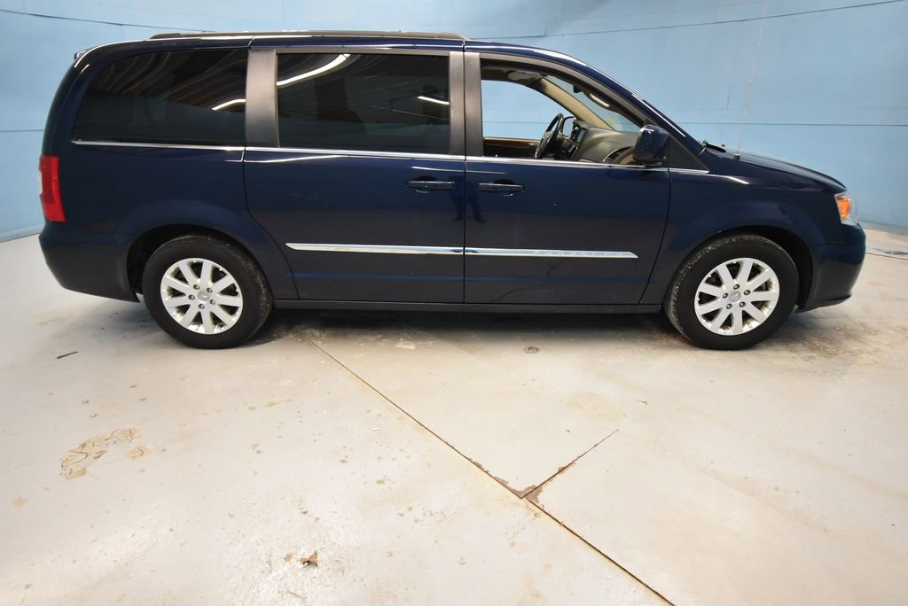 Used 2016 Chrysler Town & Country Touring FWD image 37