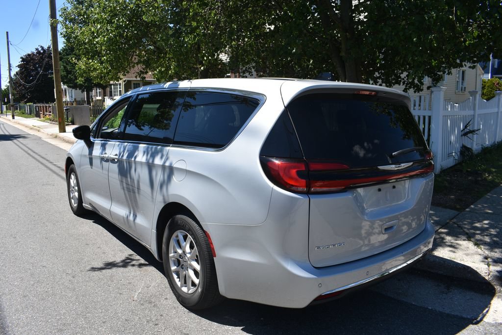Used 2024 Chrysler Pacifica Touring-L FWD image 8