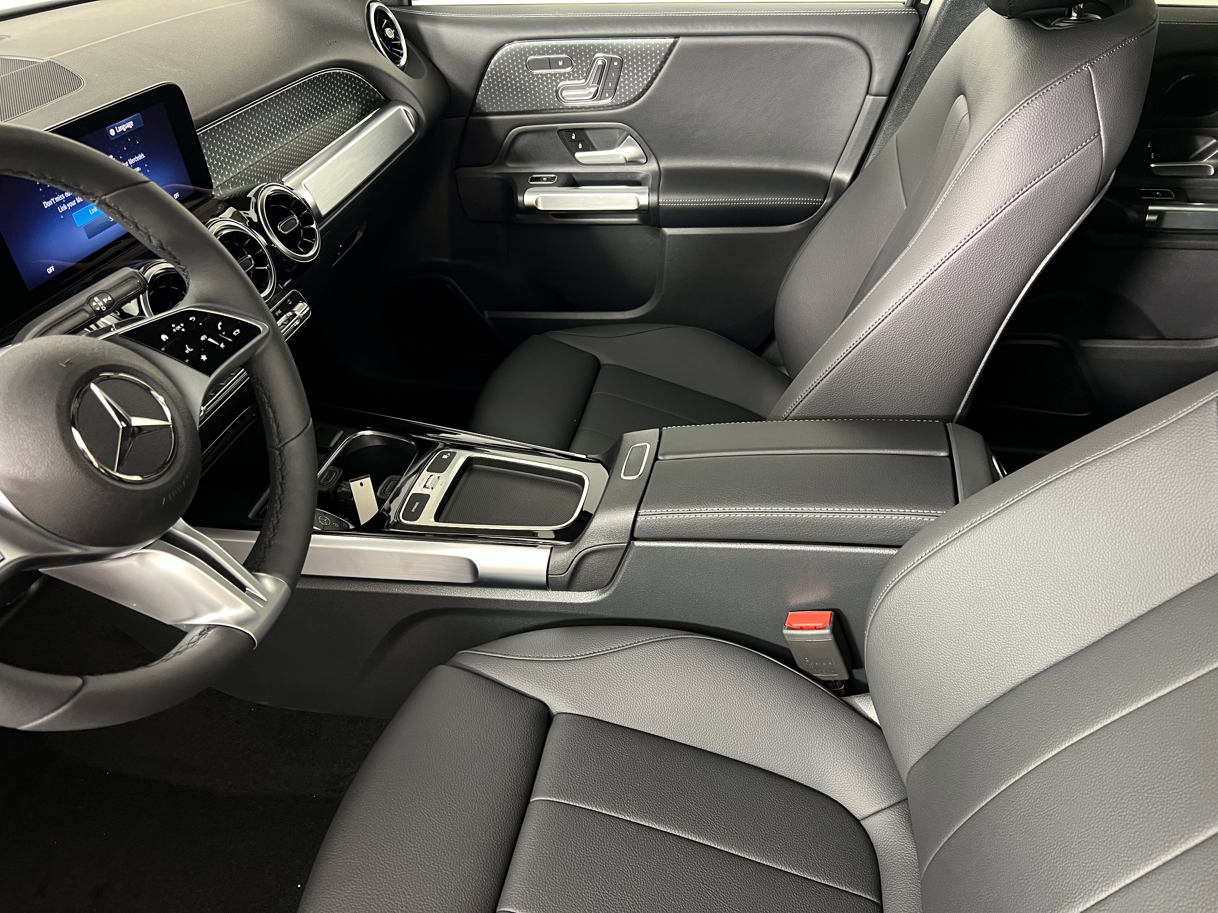 Used 2026 Mercedes-Benz GLB 250 4MATIC image 4