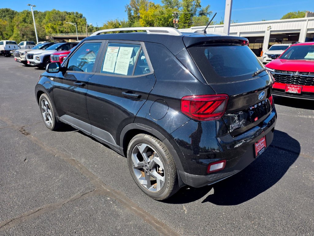 Used 2023 Hyundai Venue SEL FWD image 6