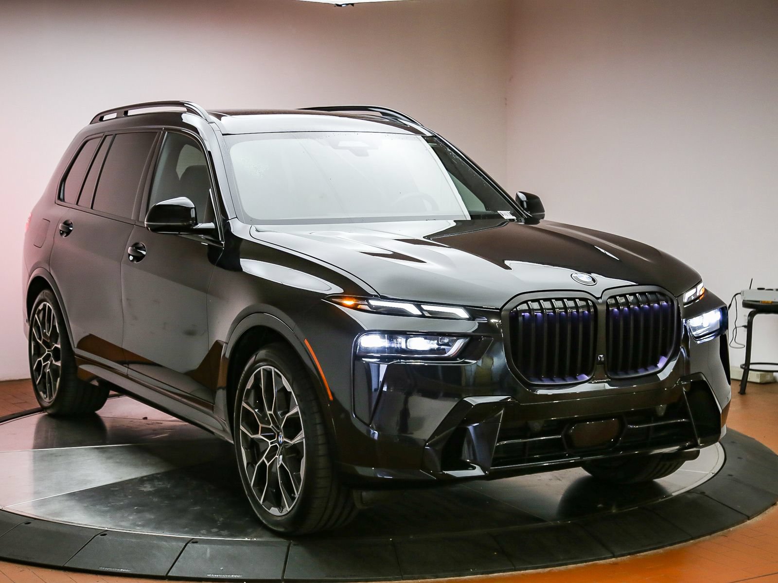 Used 2024 BMW X7 xDrive40i w/ Executive Package AWD/4WD image 3