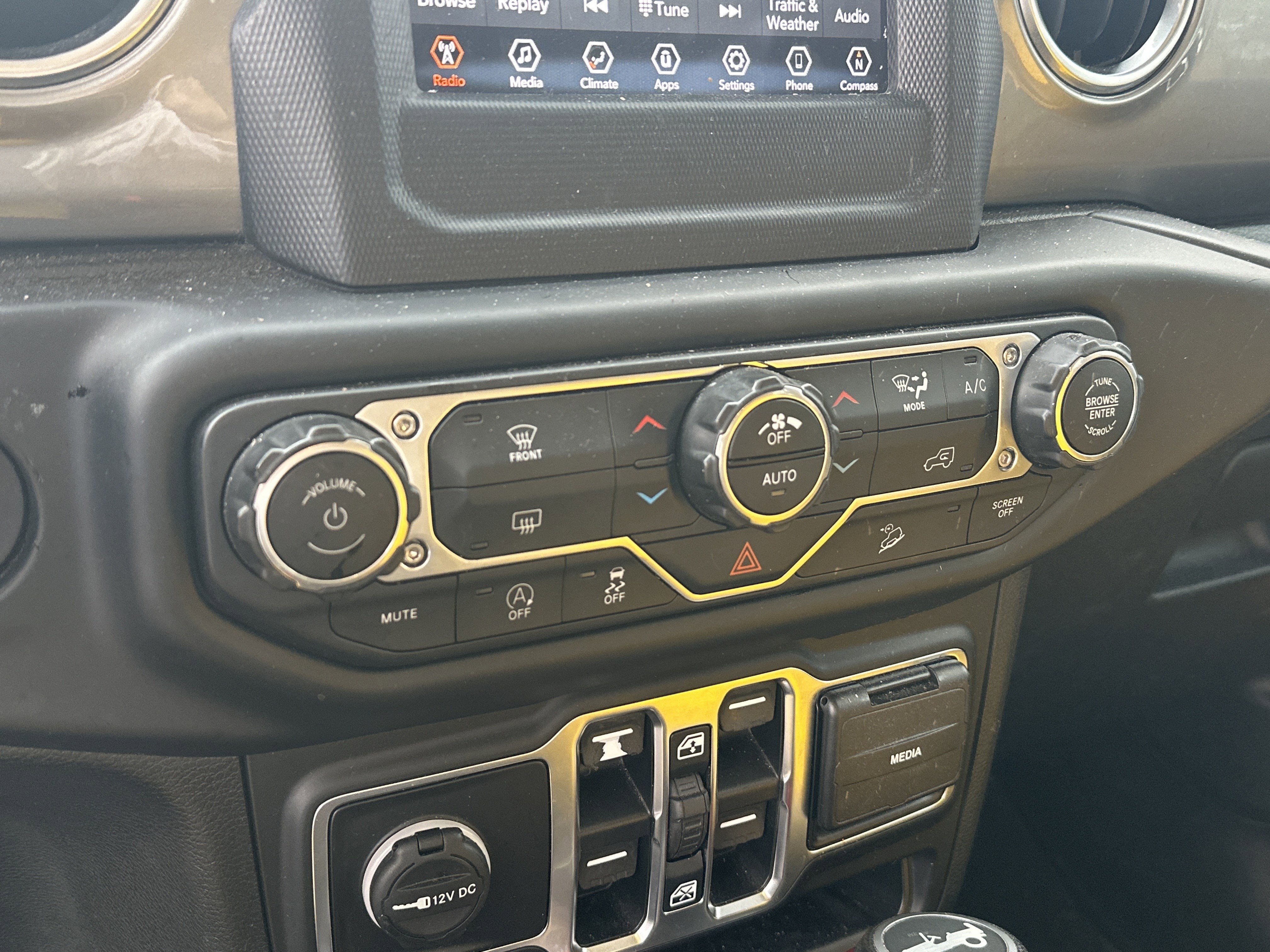 Used 2019 Jeep Wrangler Unlimited Sahara image 24