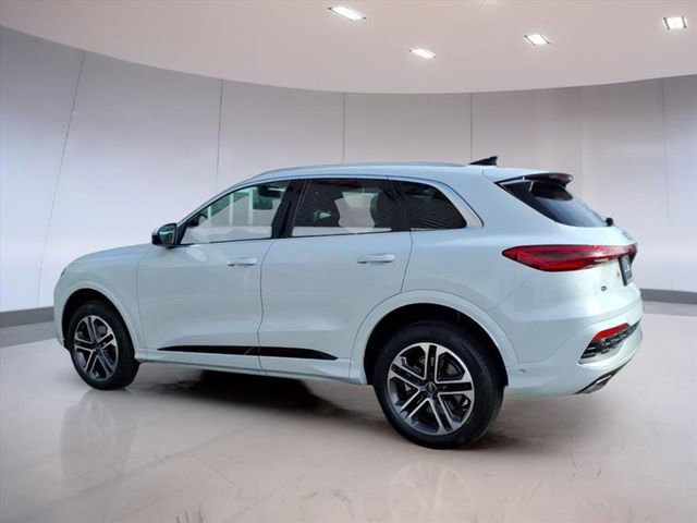 Used 2025 Audi Q5 Premium w/ Convenience Package image 3