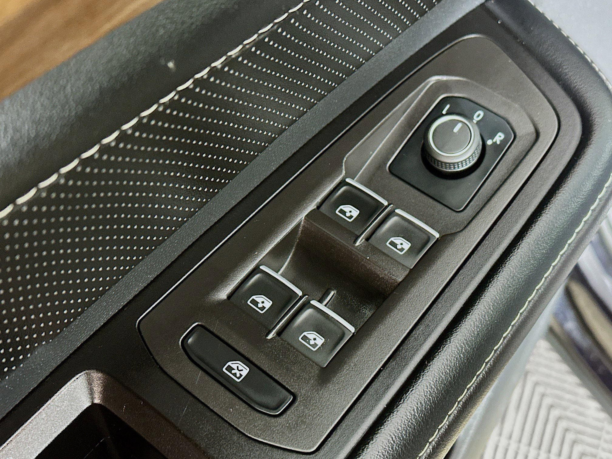 Used 2024 Volkswagen Atlas SE image 17