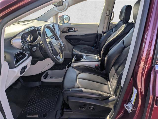 Used 2023 Chrysler Pacifica Touring-L image 14