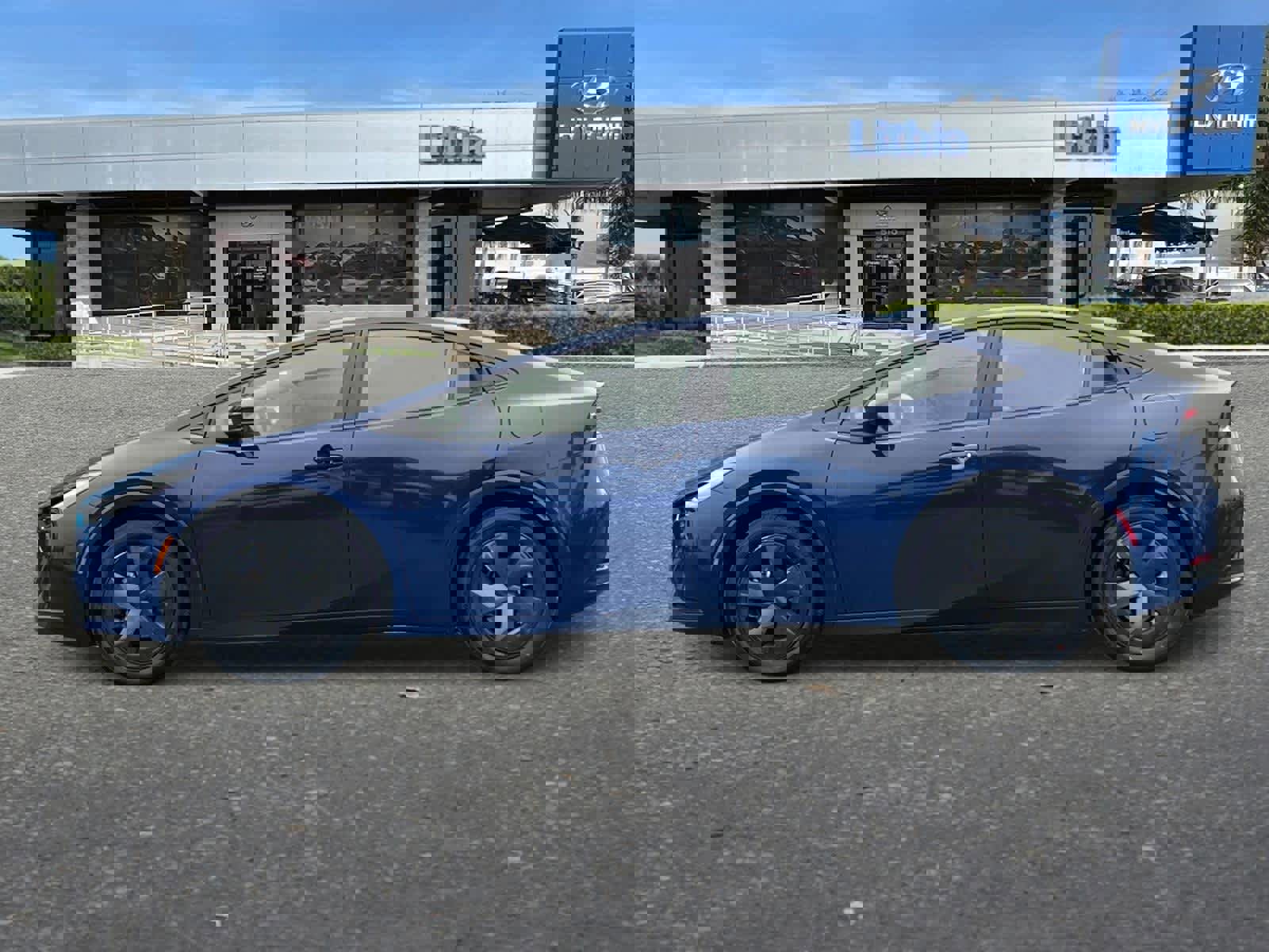 Used 2024 Toyota Prius LE image 5