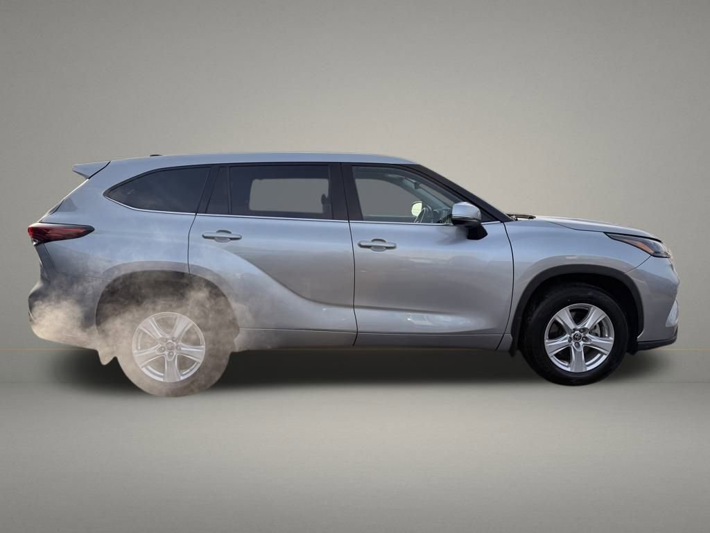 Used 2022 Toyota Highlander LE image 6