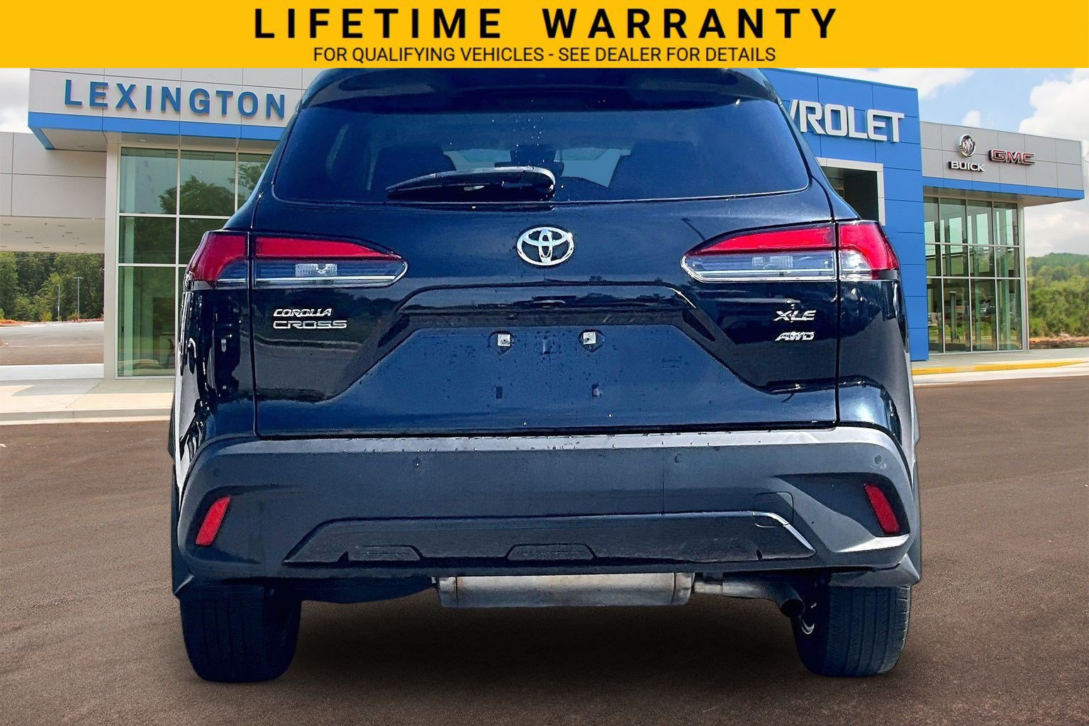 Used 2022 Toyota Corolla Cross XLE w/ Convenience Package AWD/4WD image 4