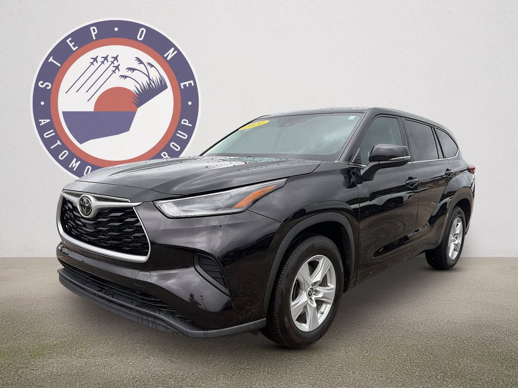 Used 2021 Toyota Highlander L FWD image 2