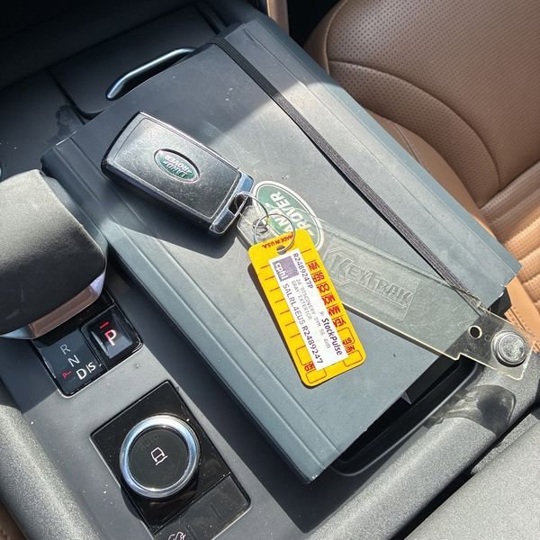 Used 2024 Land Rover Discovery Dynamic SE image 8