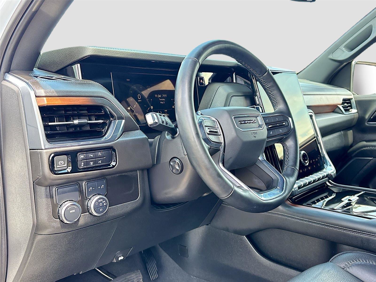 Used 2025 GMC Yukon Denali RWD image 9