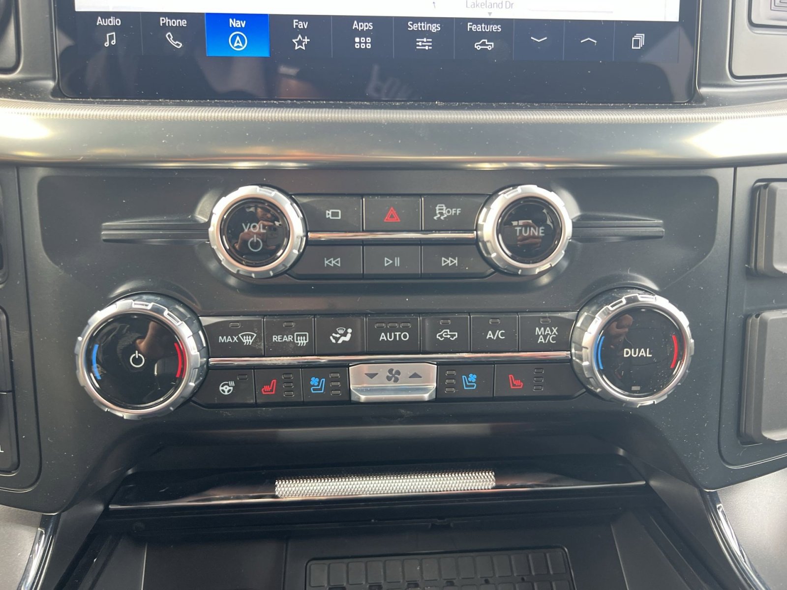 New 2025 Ford F150 Lariat w/ Equipment Group 502A High image 21