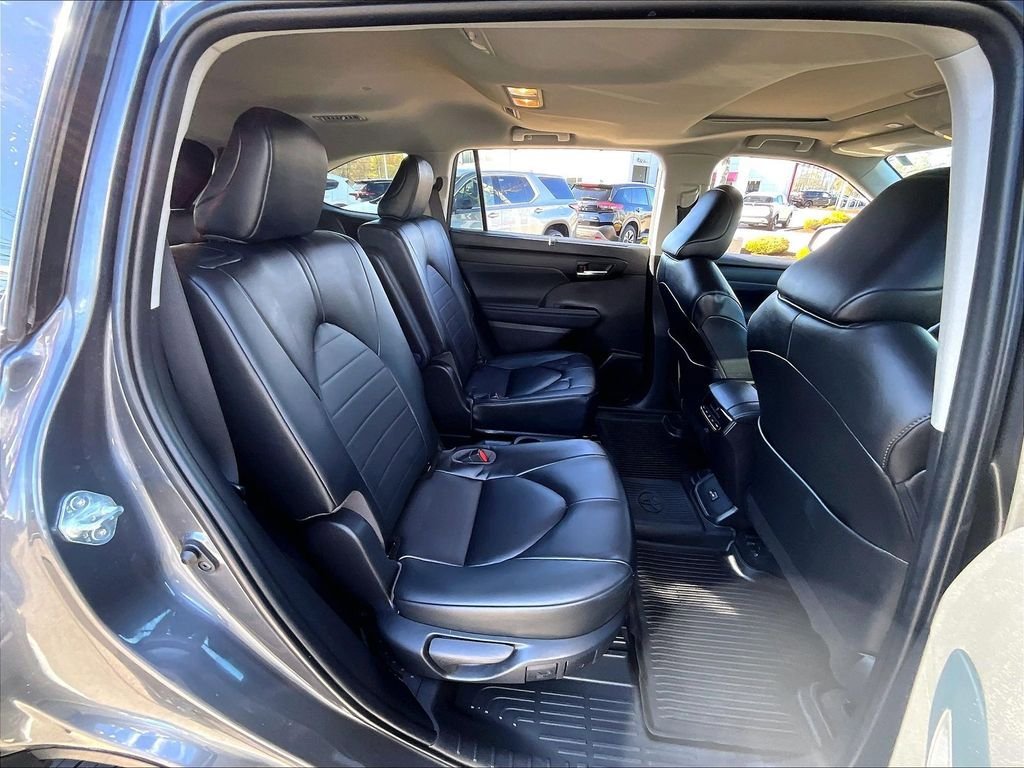Used 2023 Toyota Highlander XLE AWD/4WD image 16