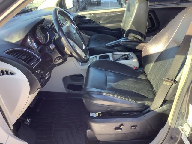 Used 2014 Chrysler Town & Country Touring-L w/ Driver Convenience Group image 9