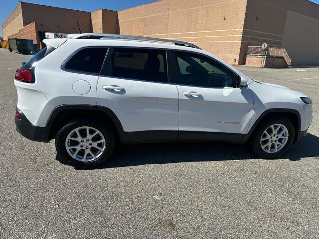 Used 2018 Jeep Cherokee Latitude Plus AWD/4WD image 37