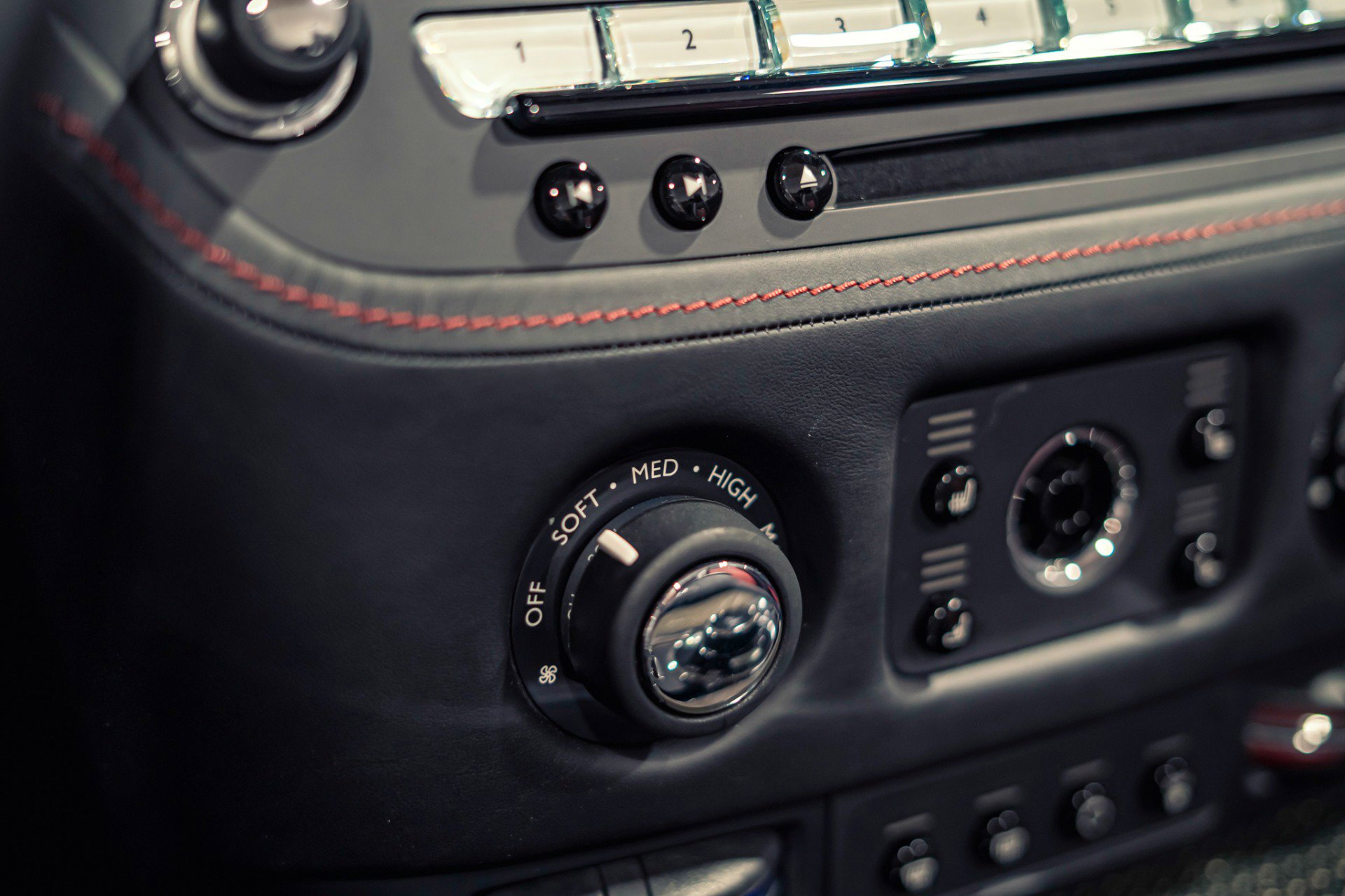 Used 2019 Rolls-Royce Dawn image 20