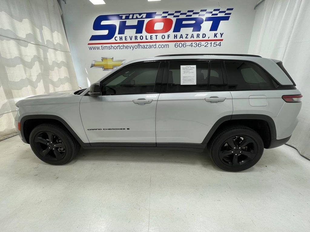 Used 2023 Jeep Grand Cherokee Altitude AWD/4WD image 8