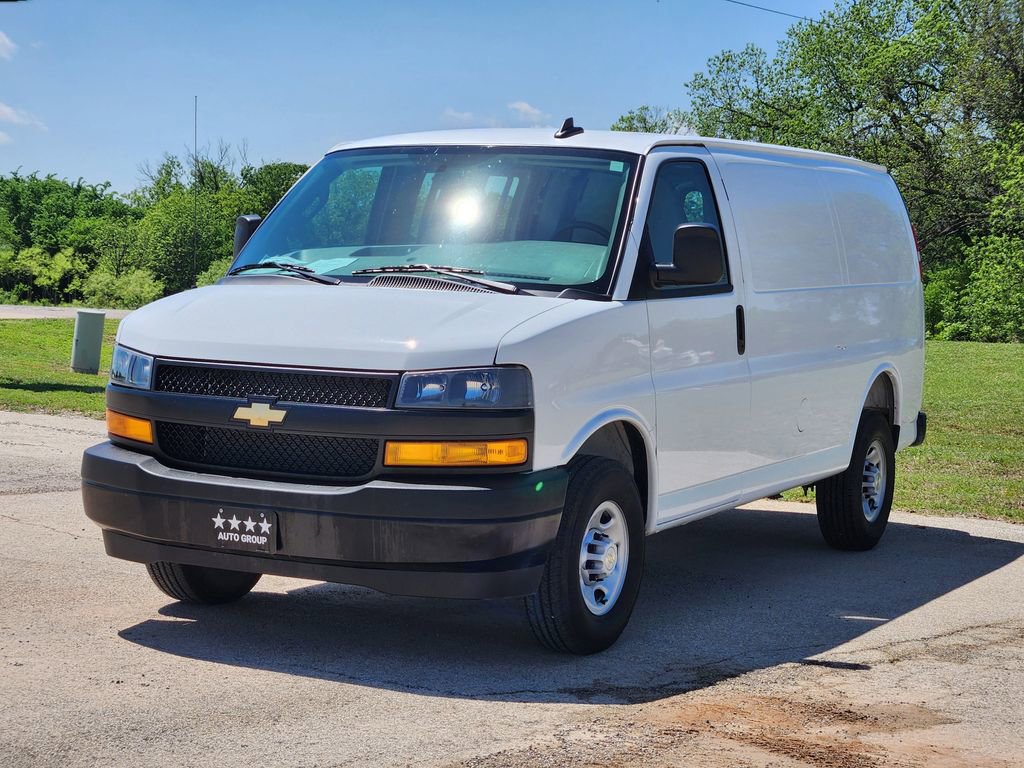 Used 2025 Chevrolet Express 2500 w/ Driver Convenience Package RWD image 3