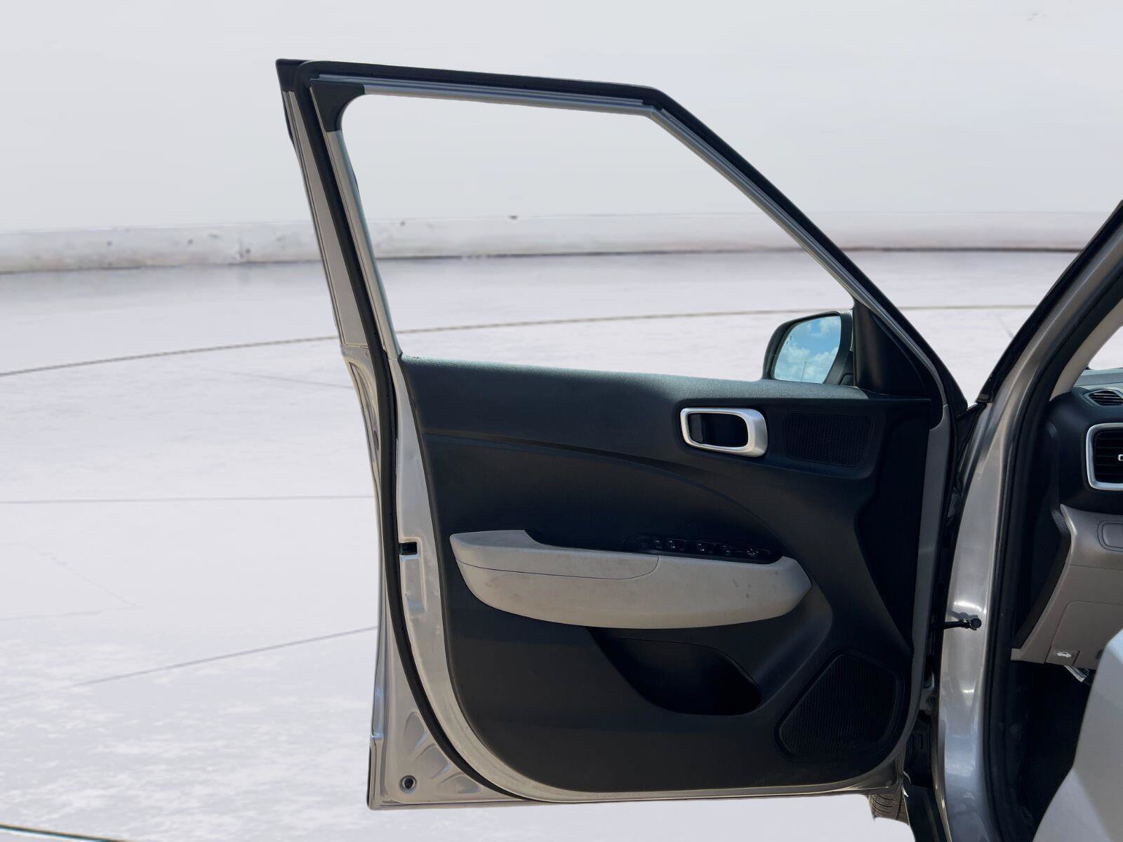 Used 2024 Hyundai Venue SEL FWD image 10