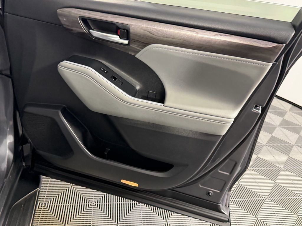 Used 2024 Toyota Highlander Platinum image 32