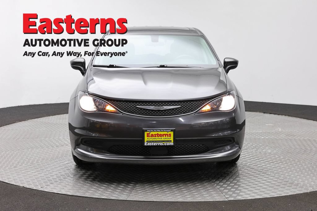 Used 2022 Chrysler Voyager LX FWD image 2