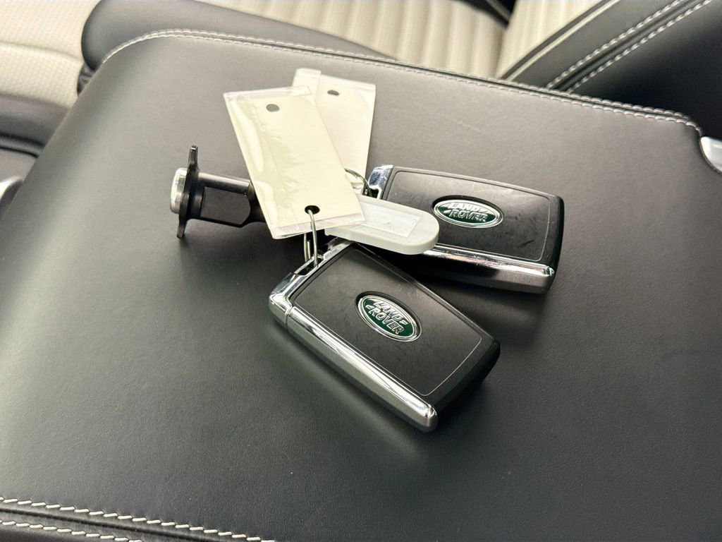 Used 2024 Land Rover Discovery Metropolitan Edition image 17