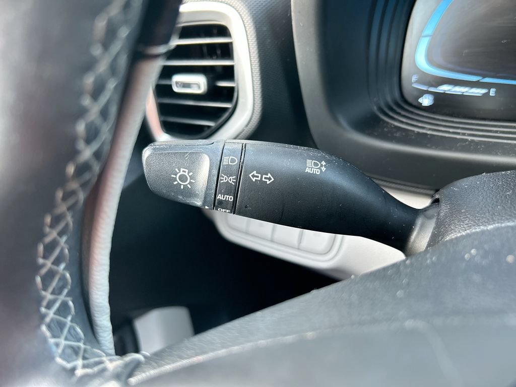 Used 2023 Hyundai Venue SEL FWD image 18