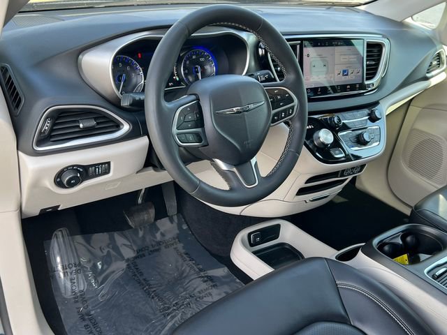 Used 2023 Chrysler Pacifica Touring-L FWD image 18