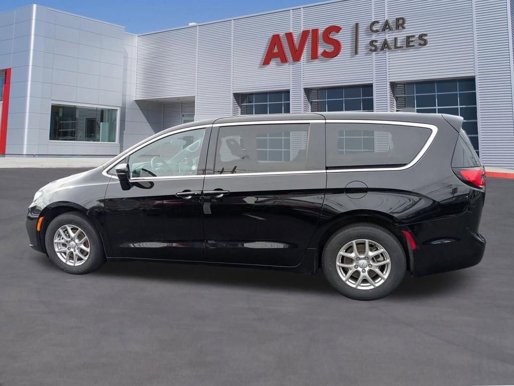 Used 2025 Chrysler Pacifica Select image 10