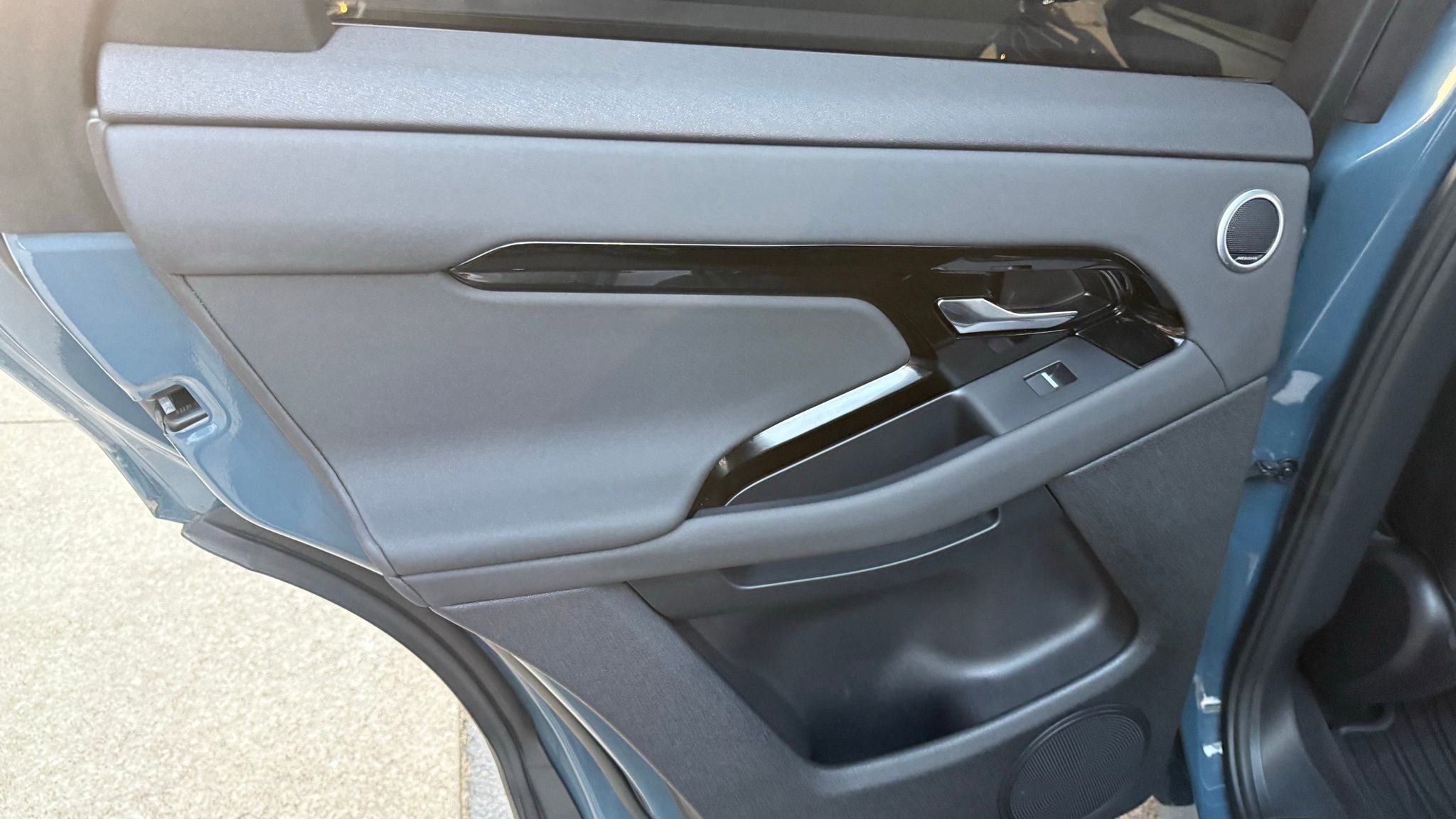 Used 2024 Land Rover Range Rover Evoque Dynamic SE image 27