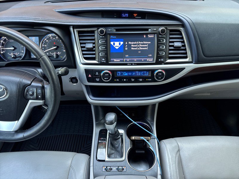 Used 2015 Toyota Highlander Limited AWD/4WD image 21