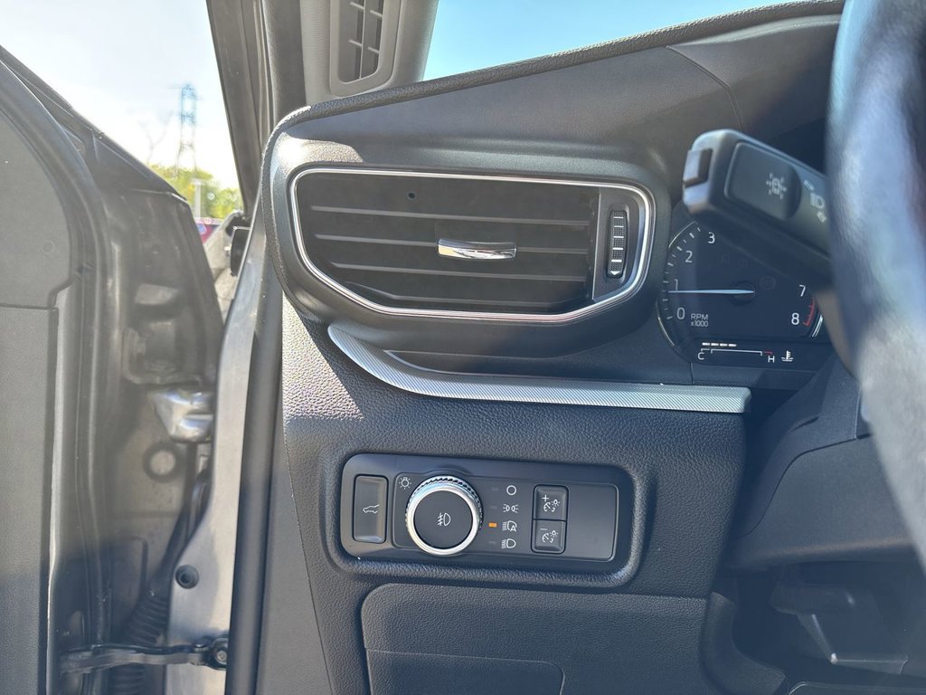 Used 2022 Ford Explorer XLT w/ XLT Sport Appearance Package AWD/4WD image 22