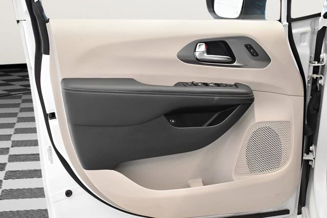 Used 2023 Chrysler Pacifica Touring-L image 22