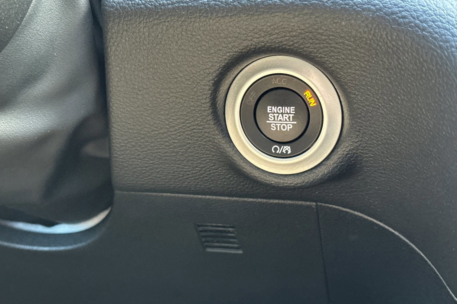 Used 2024 Chrysler Pacifica Limited w/ Uconnect Theater Family Group image 23