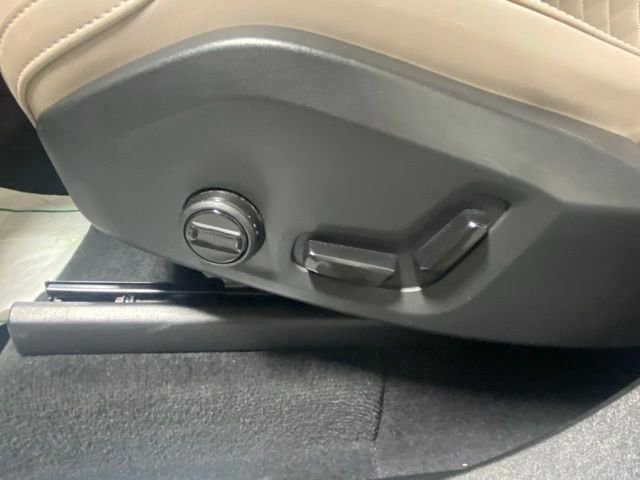 Used 2025 Volvo XC90 B6 Plus image 12