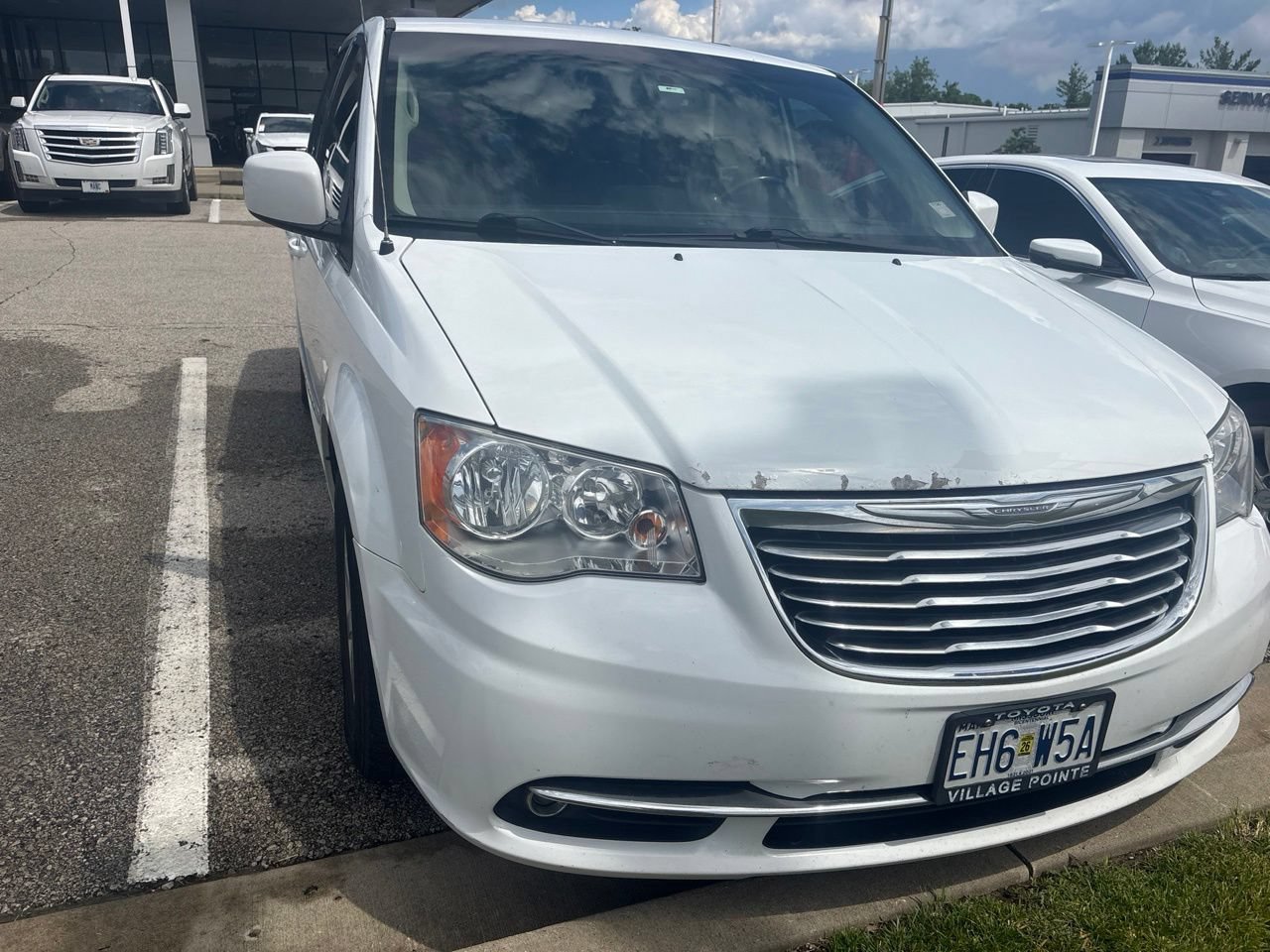 Used 2016 Chrysler Town & Country Touring FWD image 1