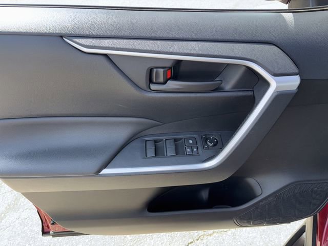 Used 2019 Toyota RAV4 LE w/ Carpet Mat Package image 9