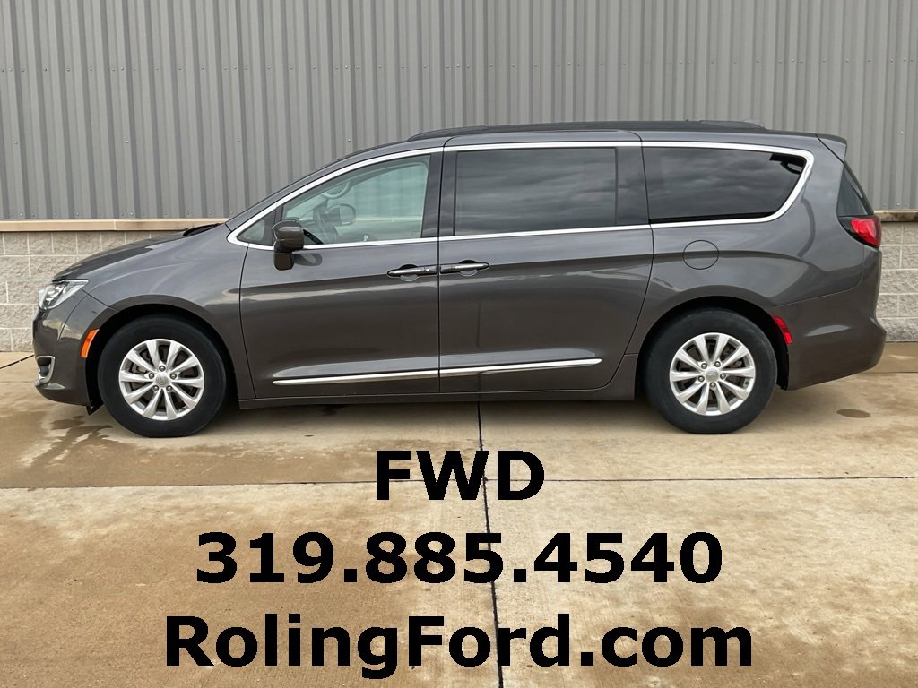 Used 2017 Chrysler Pacifica Touring-L image 2