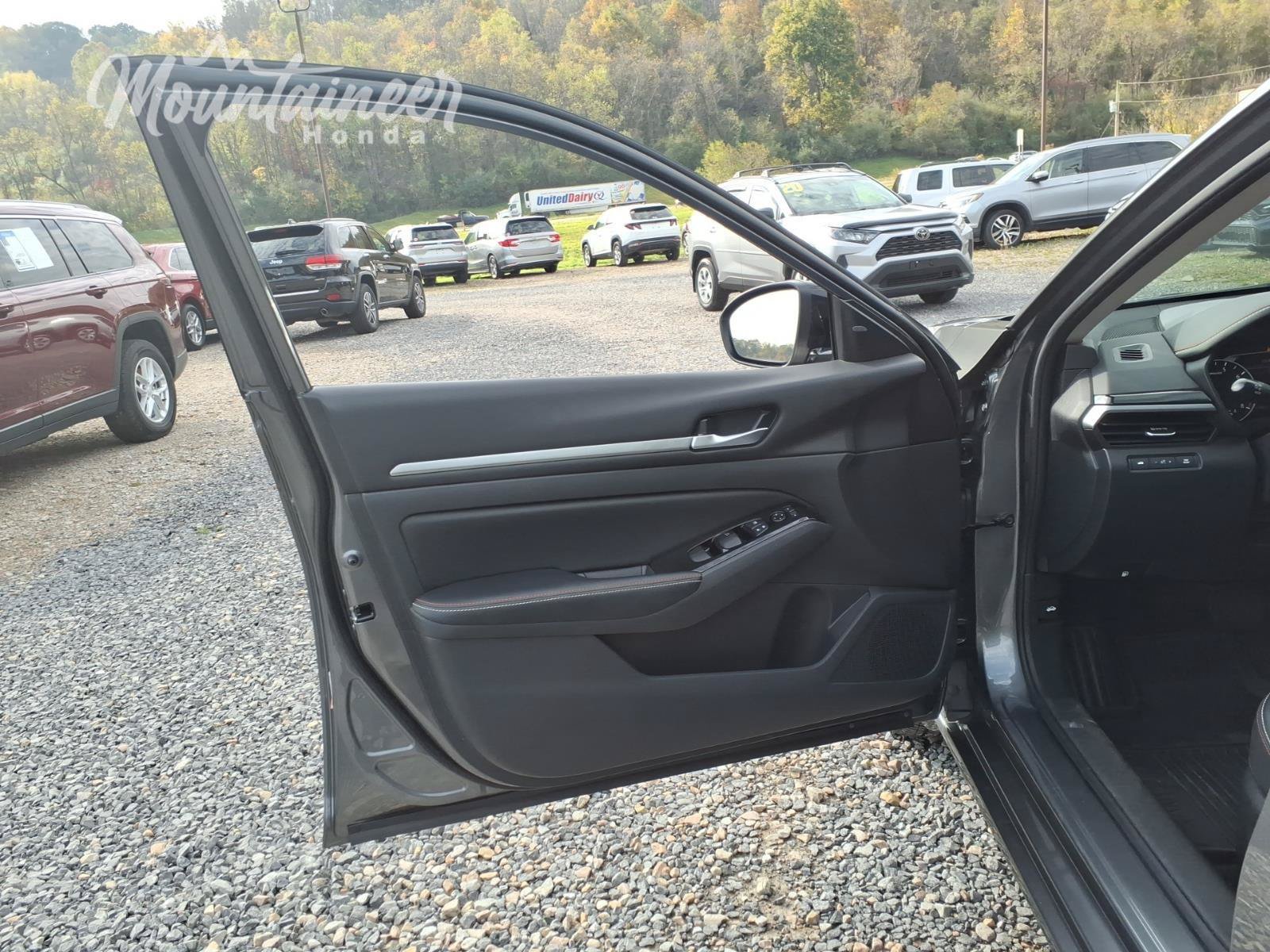 Used 2025 Nissan Altima 2.5 SR w/ SR Premium Package AWD/4WD image 13