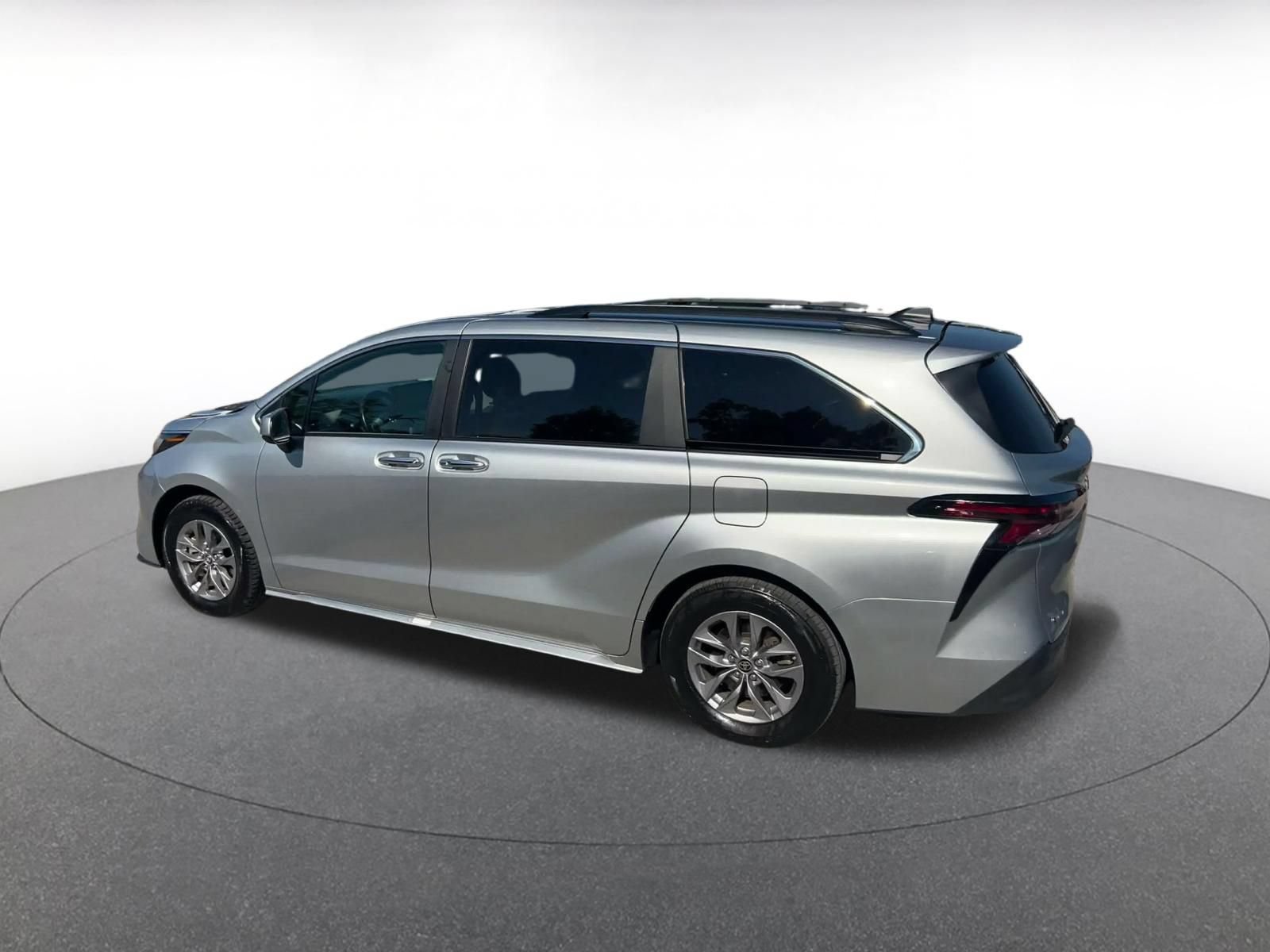 Used 2025 Toyota Sienna XLE FWD image 9