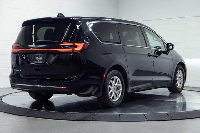 Used 2025 Chrysler Pacifica Select FWD image 10