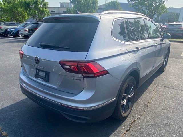 Used 2024 Volkswagen Tiguan SE w/ Panoramic Sunroof Package AWD/4WD image 11