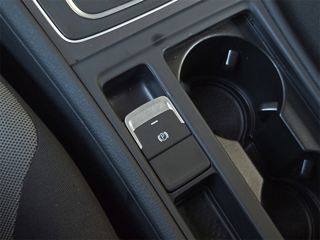 Used 2016 Volkswagen e-Golf SE w/ DC Fast Charging Package image 18