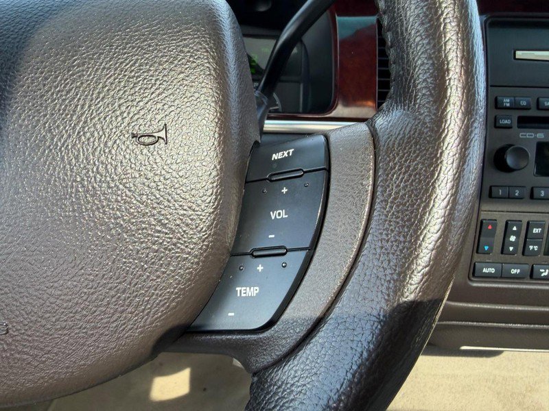 Used 2005 Lincoln Town Car Signature Limited image 13