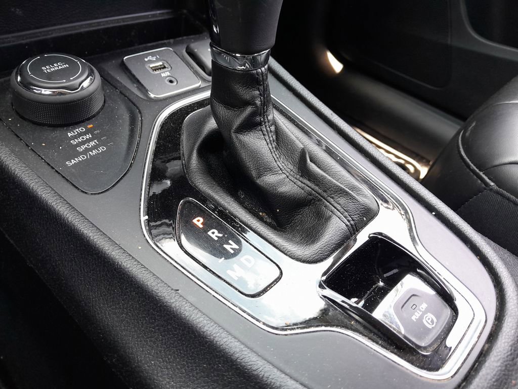 Used 2019 Jeep Cherokee Latitude Plus AWD/4WD image 28