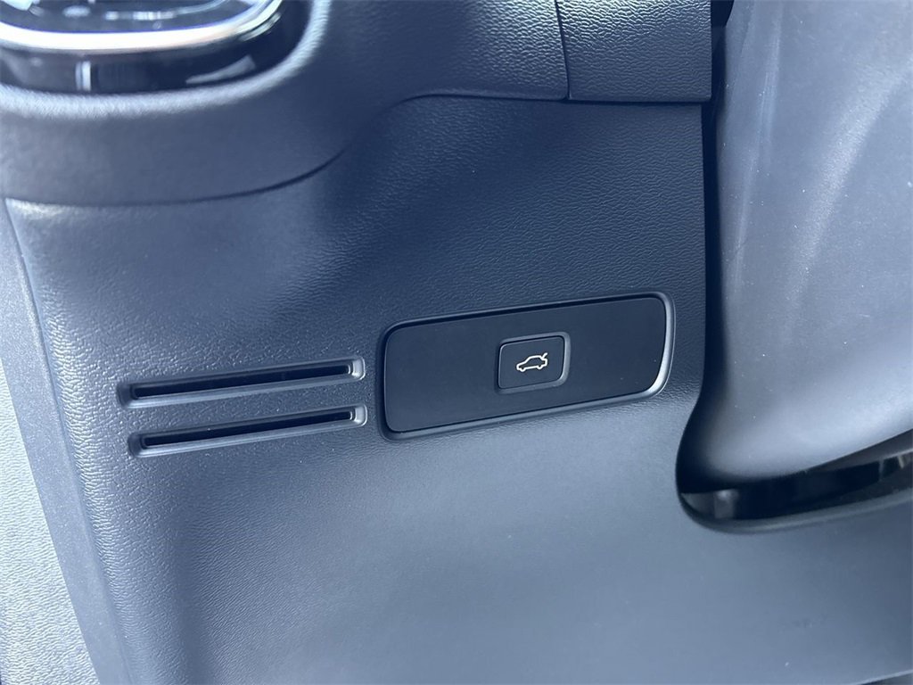 Used 2024 Volvo XC40 B5 Plus image 17