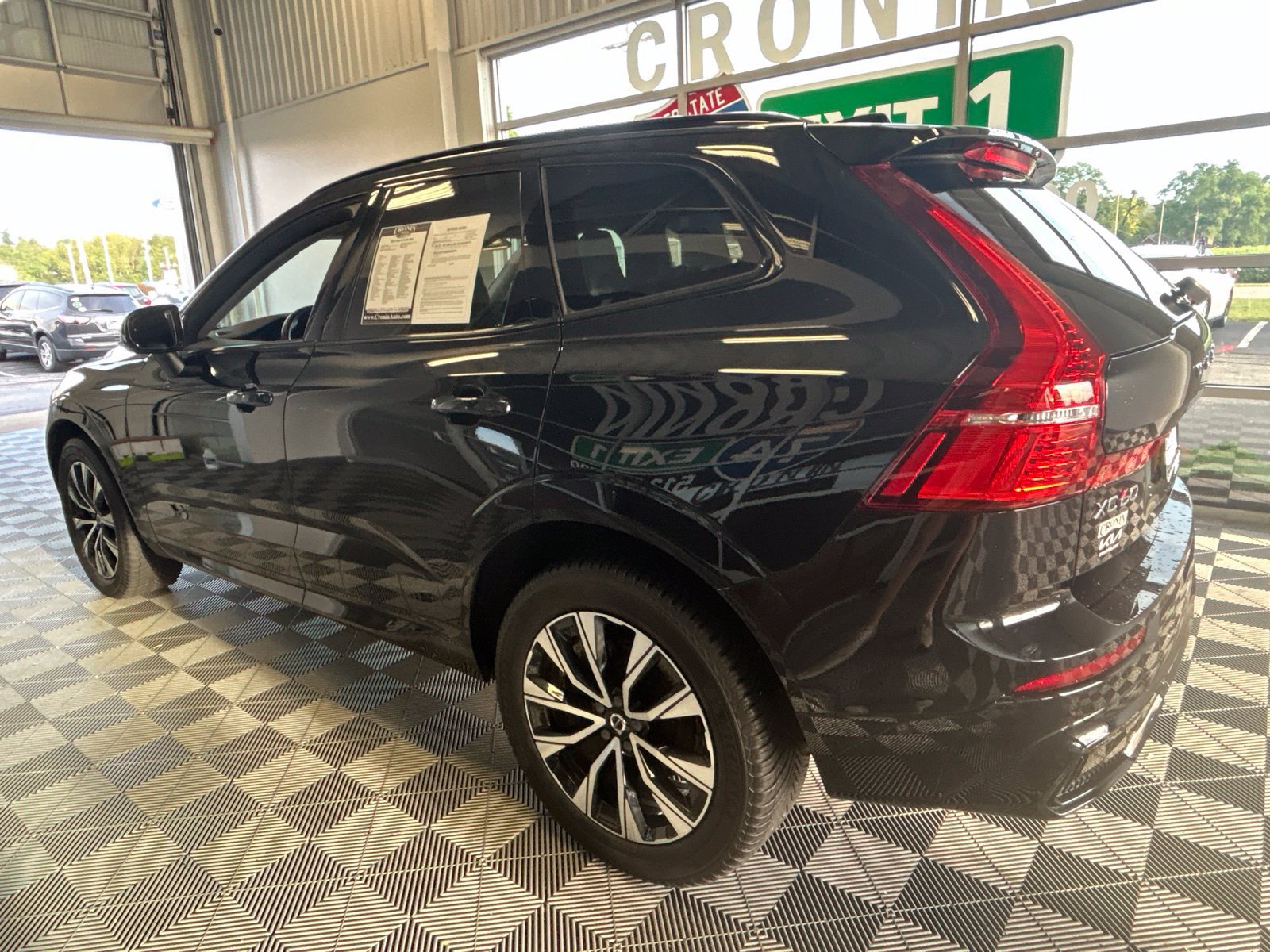 Used 2025 Volvo XC60 B5 Plus AWD/4WD image 4