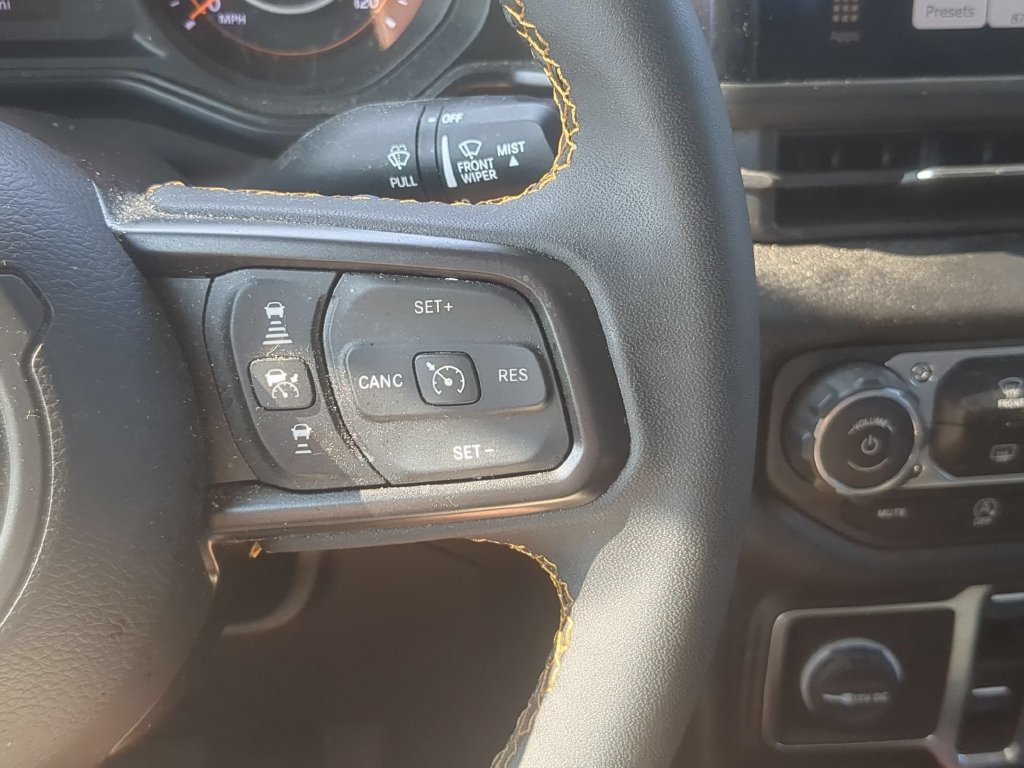 Used 2024 Jeep Gladiator Sport AWD/4WD image 16